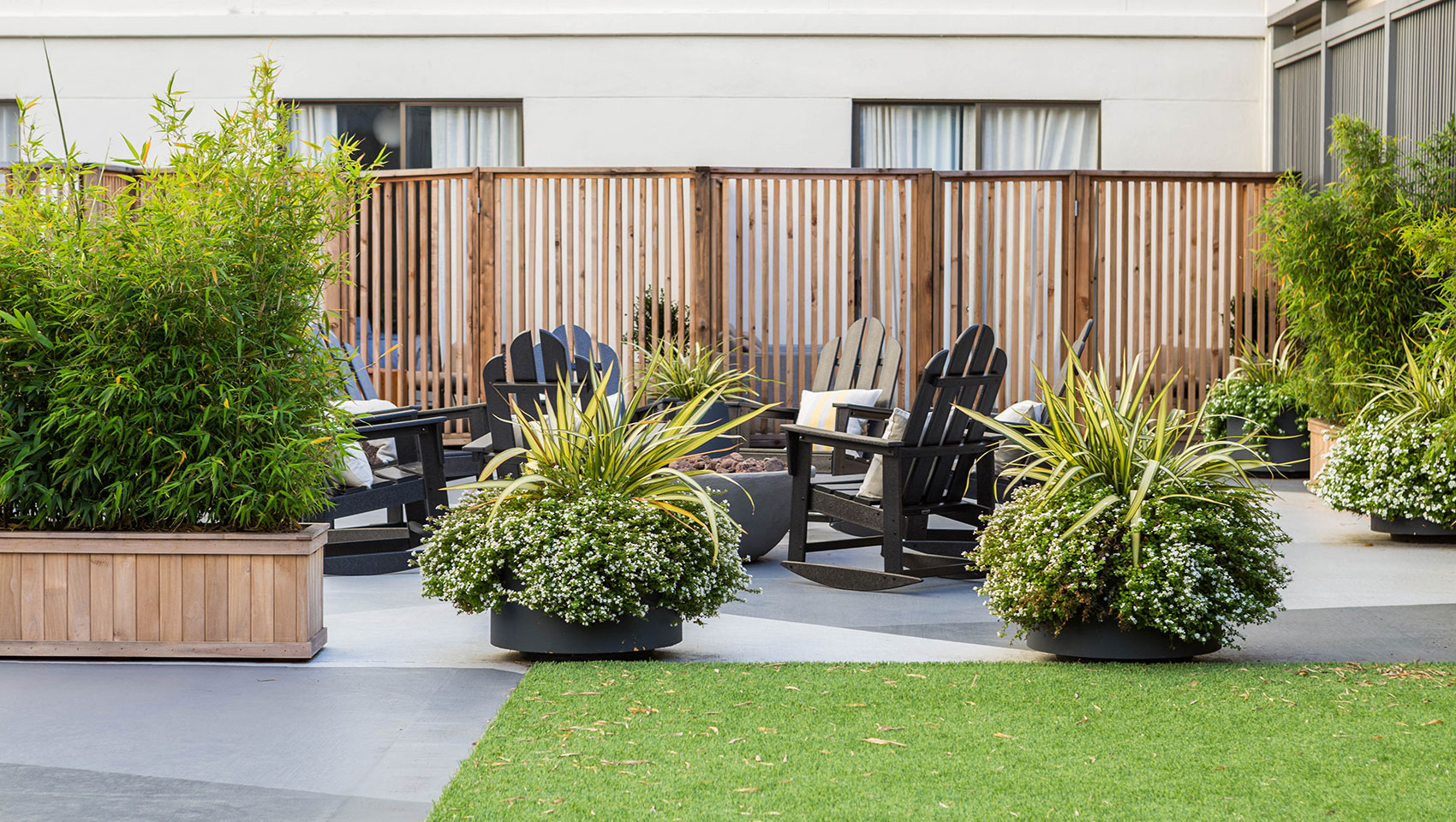 enso courtyard with chairs and lawn